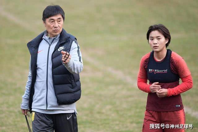 英超U21遭遇挑战：低级别球队一夜内连克强敌